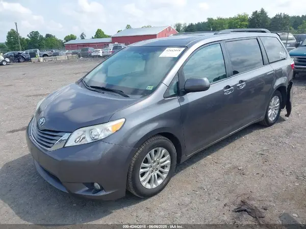 5TDYZ3DC1HS767802 2017 TOYOTA SIENNA - Image 2