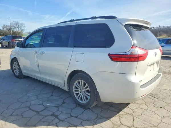 5TDYZ3DC1HS770425 2017 TOYOTA SIENNA - Image 2