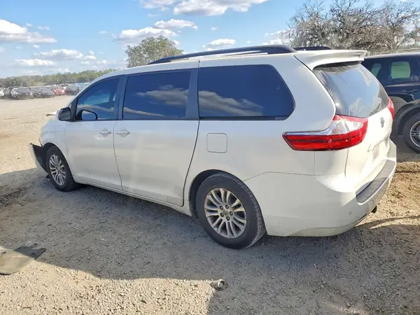 5TDYZ3DC1HS771736 2017 TOYOTA SIENNA - Image 2