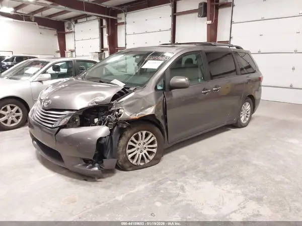 5TDYZ3DC1HS774796 2017 TOYOTA SIENNA - Image 2