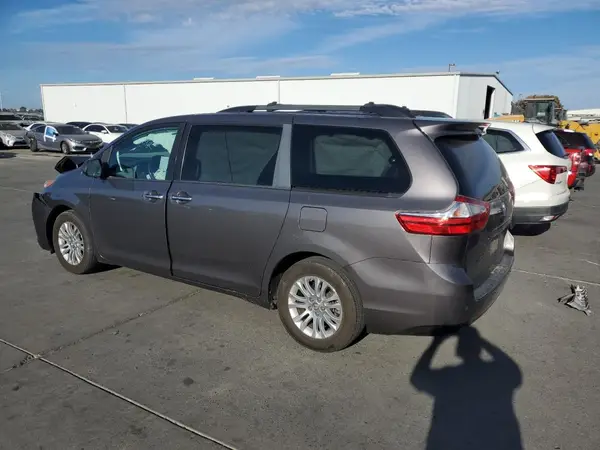 5TDYZ3DC1HS775074 2017 TOYOTA SIENNA - Image 2