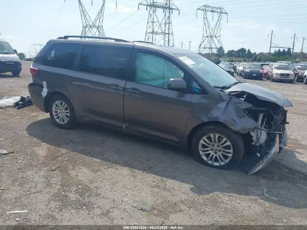 5TDYZ3DC1HS778458 2017 TOYOTA SIENNA - Image 1
