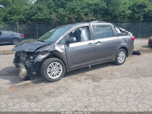 5TDYZ3DC1HS778458 2017 TOYOTA SIENNA - Image 2
