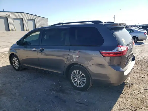 5TDYZ3DC1HS779013 2017 TOYOTA SIENNA - Image 2