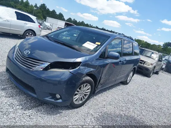 5TDYZ3DC1HS779867 2017 TOYOTA SIENNA - Image 2