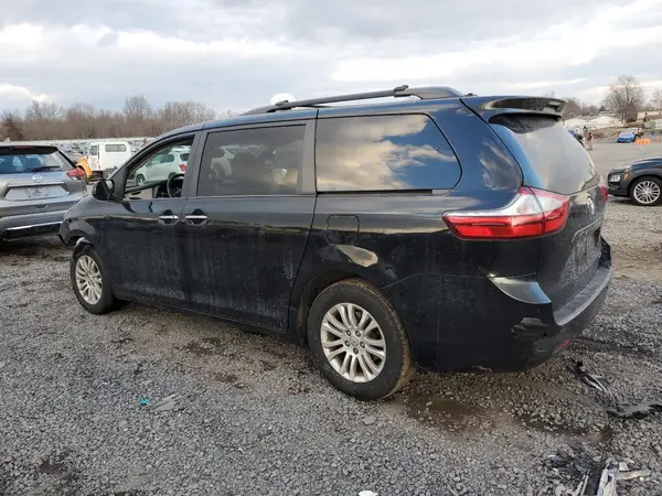 5TDYZ3DC1HS783370 2017 TOYOTA SIENNA - Image 2