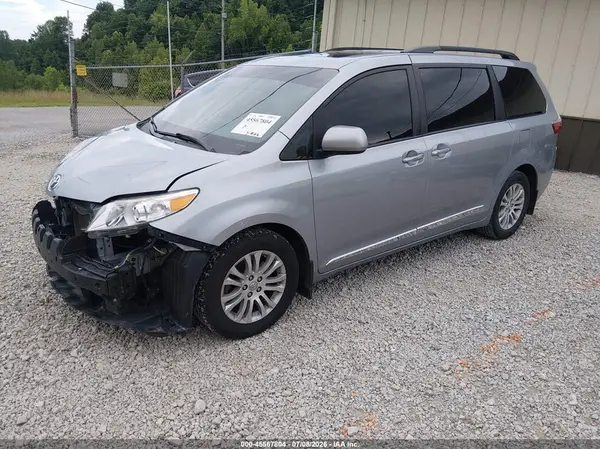 5TDYZ3DC1HS783871 2017 TOYOTA SIENNA - Image 2