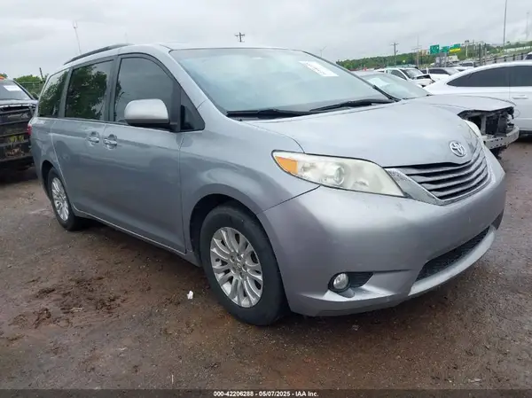 5TDYZ3DC1HS787953 2017 TOYOTA SIENNA - Image 1