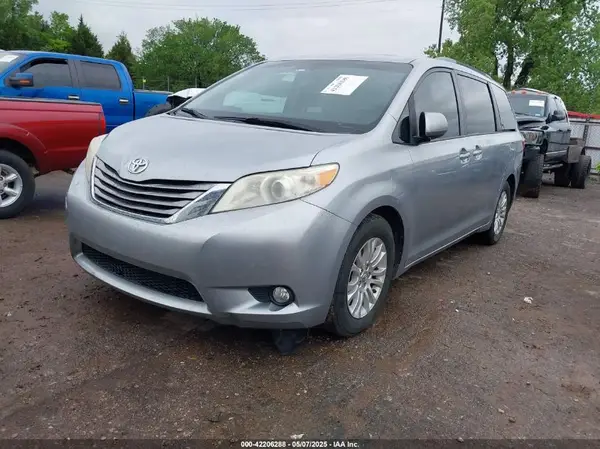 5TDYZ3DC1HS787953 2017 TOYOTA SIENNA - Image 2