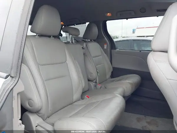 5TDYZ3DC1HS787953 2017 TOYOTA SIENNA - Image 8