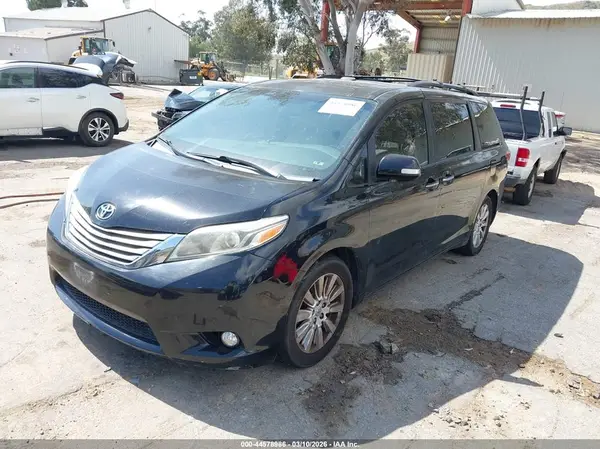 5TDYZ3DC1HS788584 2017 TOYOTA SIENNA - Image 2