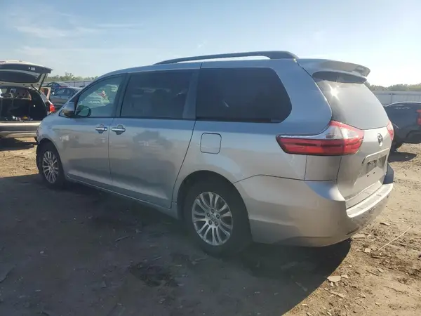 5TDYZ3DC1HS788679 2017 TOYOTA SIENNA - Image 2