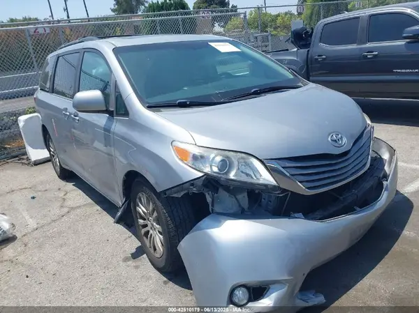5TDYZ3DC1HS790934 2017 TOYOTA SIENNA - Image 1