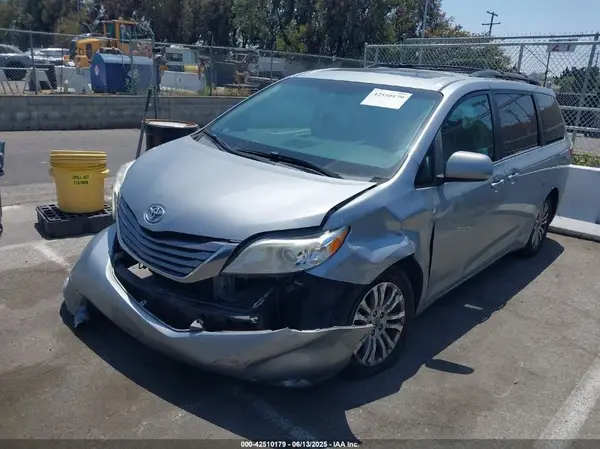 5TDYZ3DC1HS790934 2017 TOYOTA SIENNA - Image 2