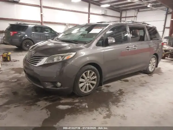 5TDYZ3DC1HS791419 2017 TOYOTA SIENNA - Image 2