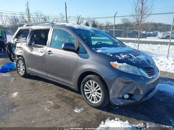 5TDYZ3DC1HS793249 2017 TOYOTA SIENNA - Image 1