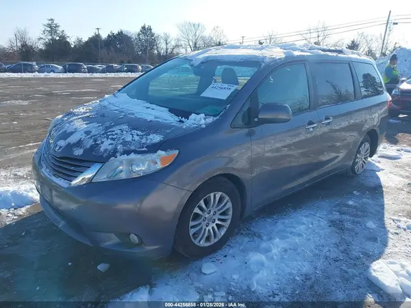 5TDYZ3DC1HS793249 2017 TOYOTA SIENNA - Image 2