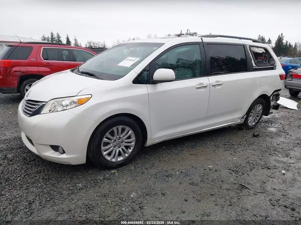 5TDYZ3DC1HS793445 2017 TOYOTA SIENNA - Image 2