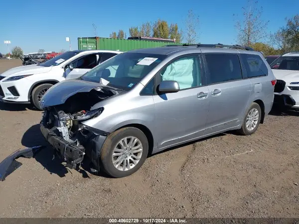 5TDYZ3DC1HS794501 2017 TOYOTA SIENNA - Image 2