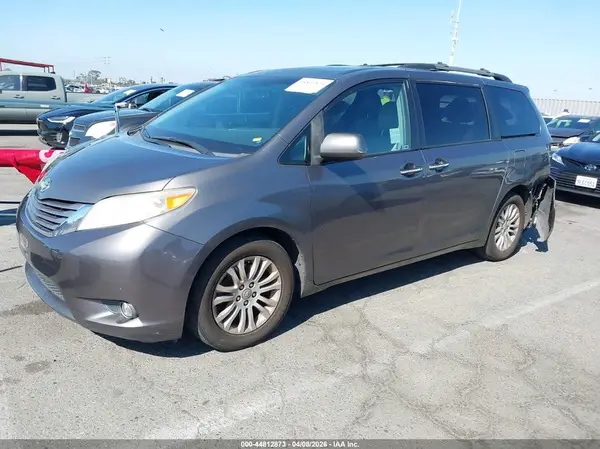 5TDYZ3DC1HS794630 2017 TOYOTA SIENNA - Image 2
