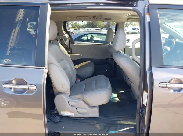 5TDYZ3DC1HS794630 2017 TOYOTA SIENNA - Image 8