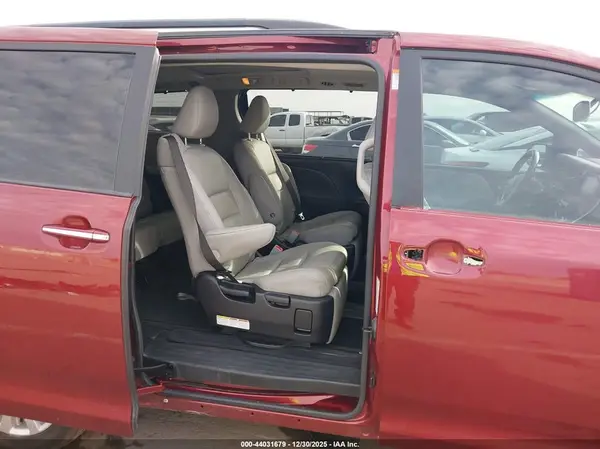 5TDYZ3DC1HS795924 2017 TOYOTA SIENNA - Image 8