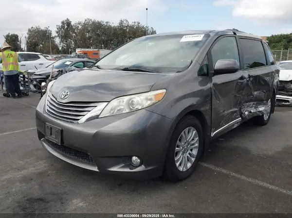 5TDYZ3DC1HS796023 2017 TOYOTA SIENNA - Image 2