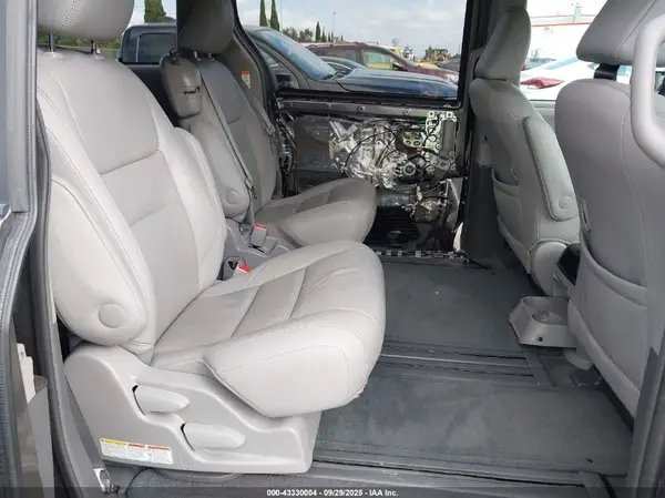 5TDYZ3DC1HS796023 2017 TOYOTA SIENNA - Image 8