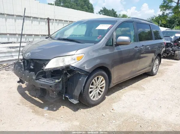 5TDYZ3DC1HS796121 2017 TOYOTA SIENNA - Image 2