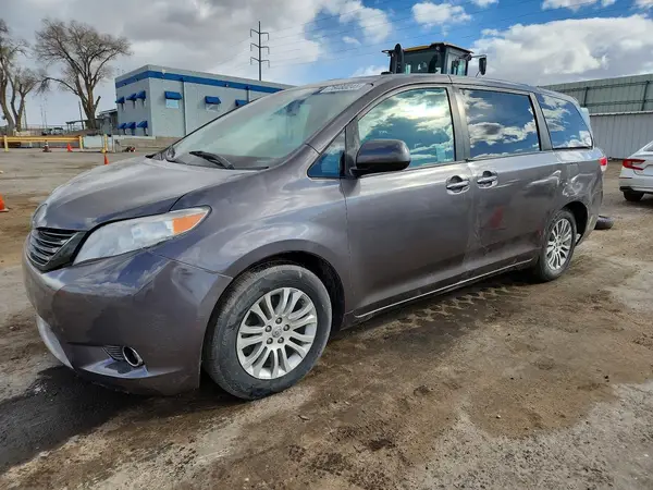5TDYZ3DC1HS796443 2017 TOYOTA SIENNA - Image 1