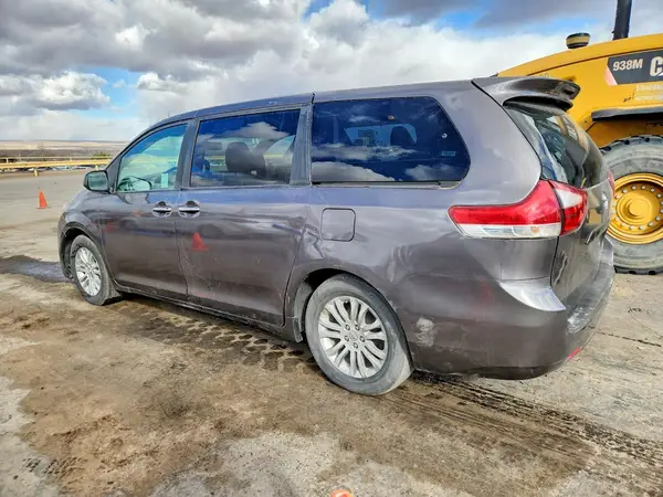 5TDYZ3DC1HS796443 2017 TOYOTA SIENNA - Image 2