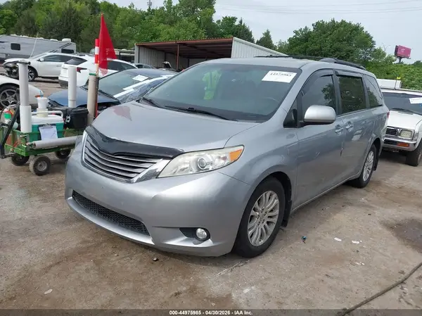 5TDYZ3DC1HS796992 2017 TOYOTA SIENNA - Image 2