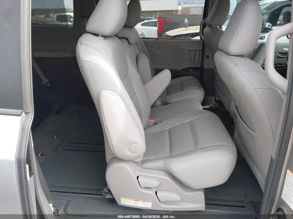 5TDYZ3DC1HS796992 2017 TOYOTA SIENNA - Image 8