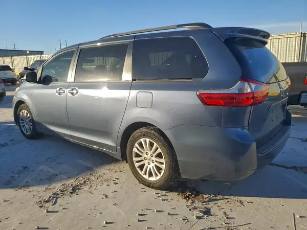 5TDYZ3DC1HS801592 2017 TOYOTA SIENNA - Image 2