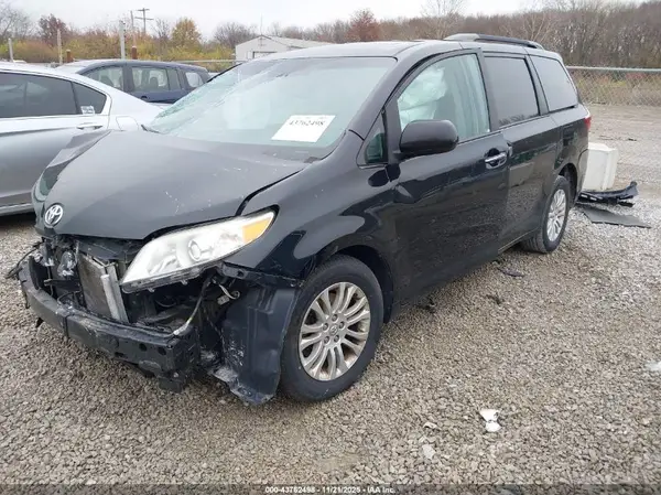 5TDYZ3DC1HS803312 2017 TOYOTA SIENNA - Image 2