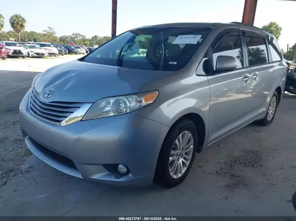 5TDYZ3DC1HS805349 2017 TOYOTA SIENNA - Image 2