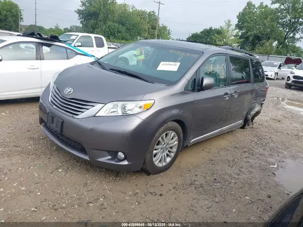 5TDYZ3DC1HS806646 2017 TOYOTA SIENNA - Image 2