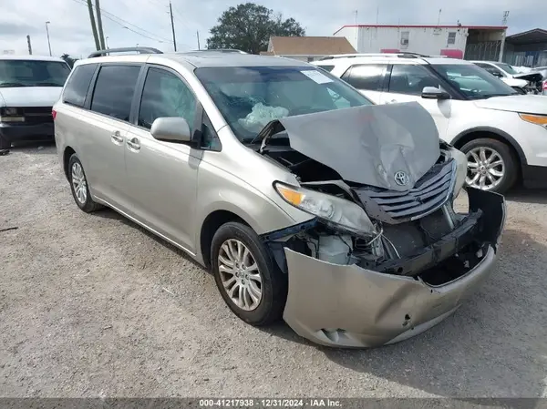 5TDYZ3DC1HS810129 2017 TOYOTA SIENNA - Image 1