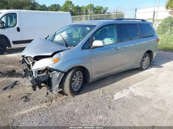5TDYZ3DC1HS811183 2017 TOYOTA SIENNA - Image 2