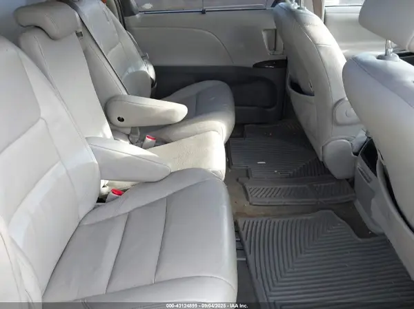 5TDYZ3DC1HS811183 2017 TOYOTA SIENNA - Image 8