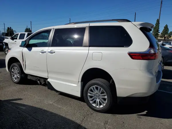 5TDYZ3DC1HS813967 2017 TOYOTA SIENNA - Image 2