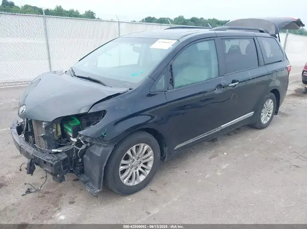 5TDYZ3DC1HS818506 2017 TOYOTA SIENNA - Image 2