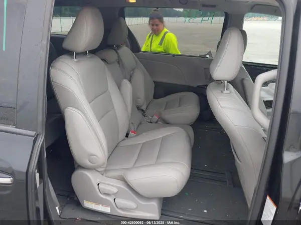 5TDYZ3DC1HS818506 2017 TOYOTA SIENNA - Image 8