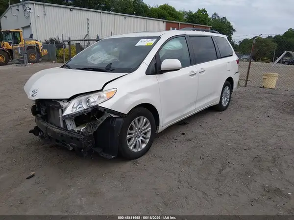 5TDYZ3DC1HS819073 2017 TOYOTA SIENNA - Image 2