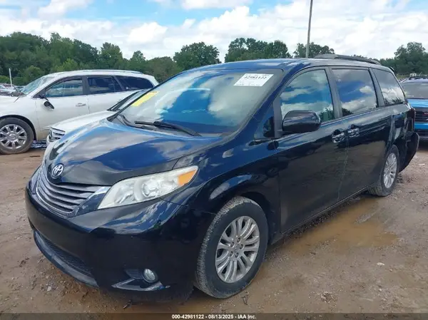 5TDYZ3DC1HS819543 2017 TOYOTA SIENNA - Image 2