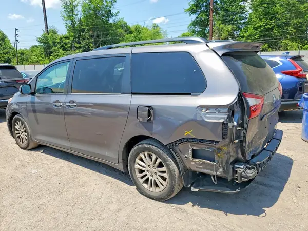 5TDYZ3DC1HS820238 2017 TOYOTA SIENNA - Image 2