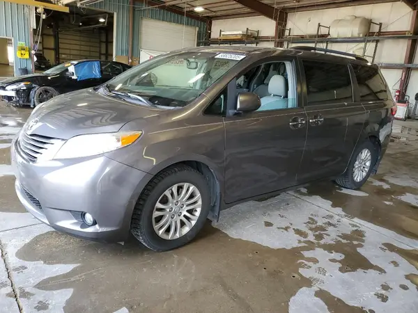5TDYZ3DC1HS820689 2017 TOYOTA SIENNA - Image 1