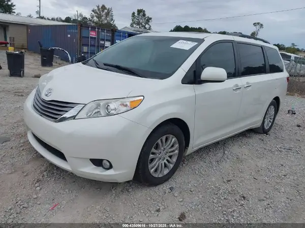 5TDYZ3DC1HS823656 2017 TOYOTA SIENNA - Image 2