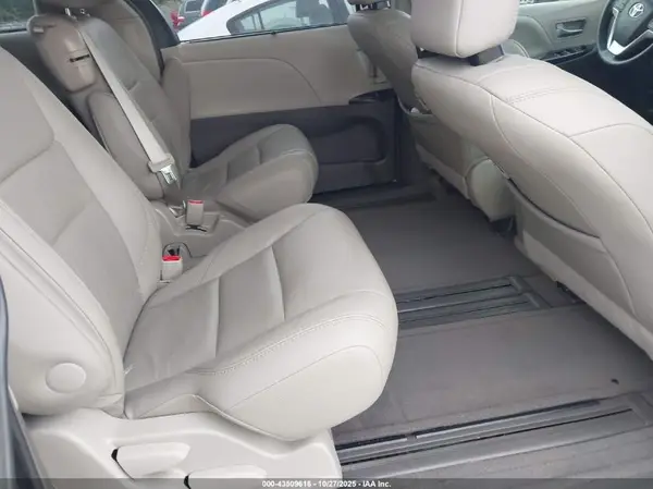 5TDYZ3DC1HS823656 2017 TOYOTA SIENNA - Image 8