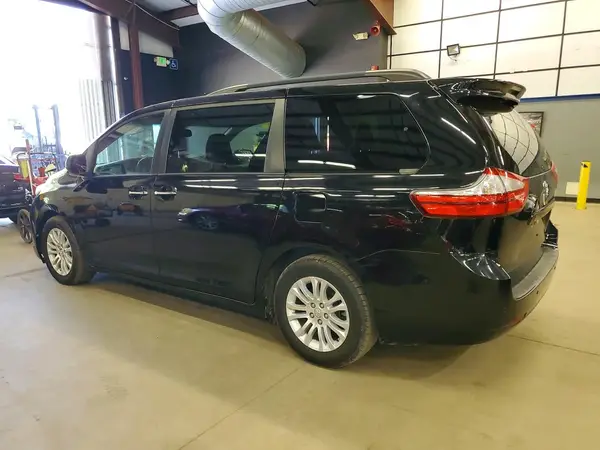 5TDYZ3DC1HS823723 2017 TOYOTA SIENNA - Image 2